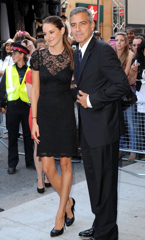 Stacy Keibler và George Clooney công khai tình yêu vào tháng 9/2011. Họ sánh bước cùng nhau, tay trong tay dự Liên hoan phim Toronto, Canada. “George nắm chặt tay bạn gái và hai người luôn dành cho nhau những ánh mắt tình tứ trong suốt buổi tiệc”, một nguồn tin cho biết.